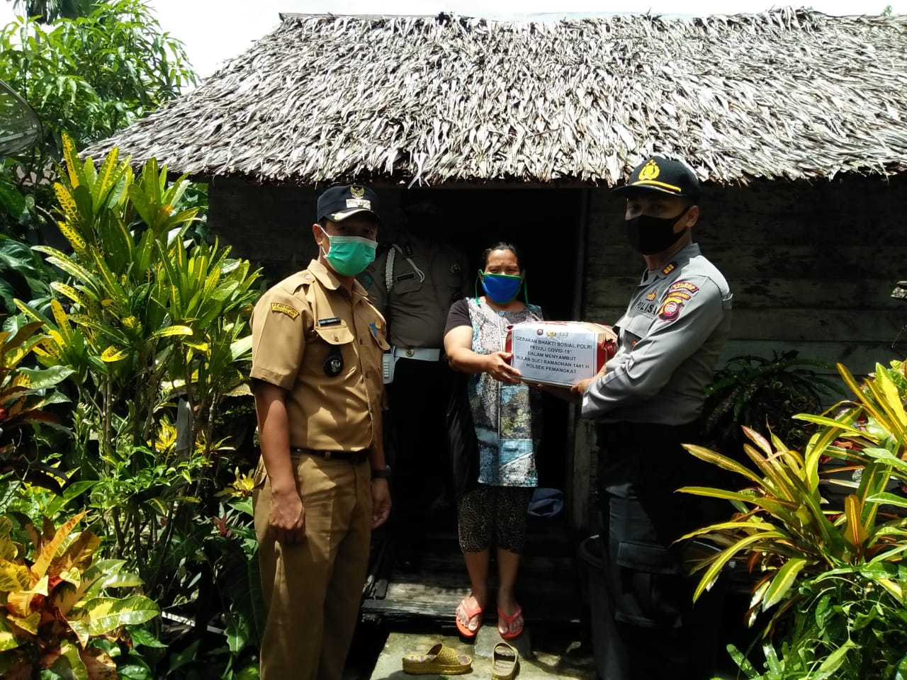 Polsek Pemangkat Bersama Aparat Desa Bagikan Sembako pada Warga Terdampak Wabah Covid-19