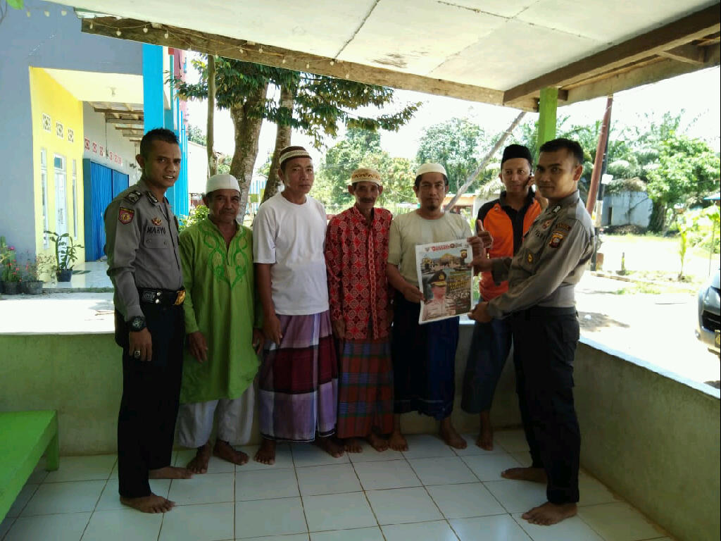 Kanit Sabhara Polsek Tayan Hilir Bagikan Tabloid Polres Sanggau