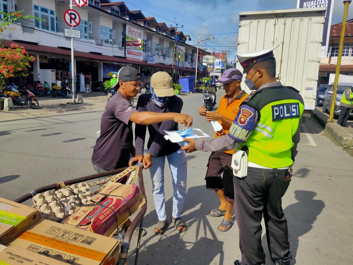Operasi Zebra Kapuas, Personel Satlantas Polres Sambas Bagikan Masker di Tempat Keramaian