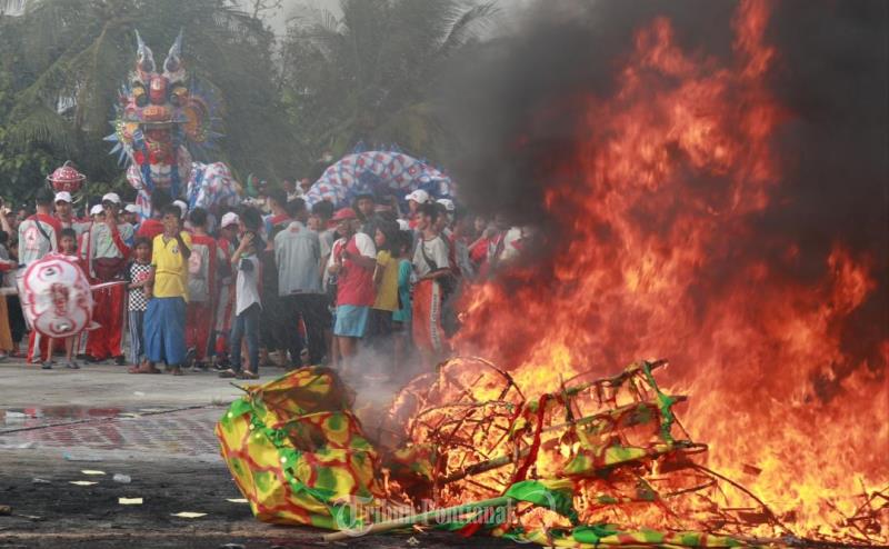 bakar-naga-usai-aksi.jpg<pf>proses-bakar-naga-merah.jpg<pf>naganya-dibakar.jpg