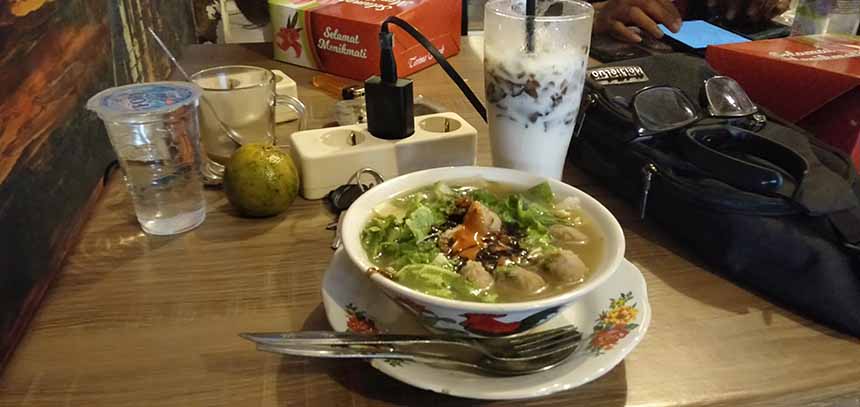 Sambil Bersantai, Yuk Nikmati Bakso di Queen Cafe