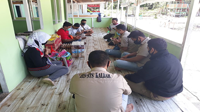 Selaraskan Program Pemerintah, Zls-Sts Polres Sintang Berikan Bantuan Masyarakat Terdampak Covid-19