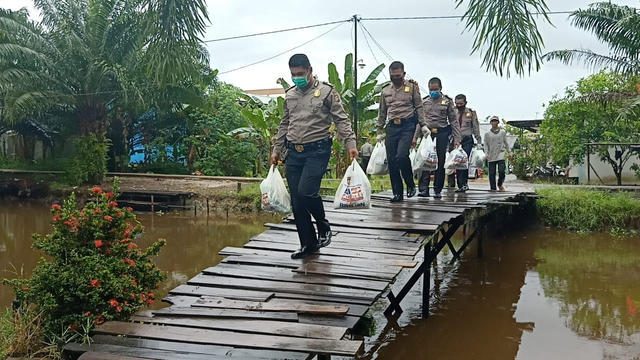 bakti-sosial-ditpamobvit-polda-kalbar-peduli-dampak-penyebaran-covid-19.jpg