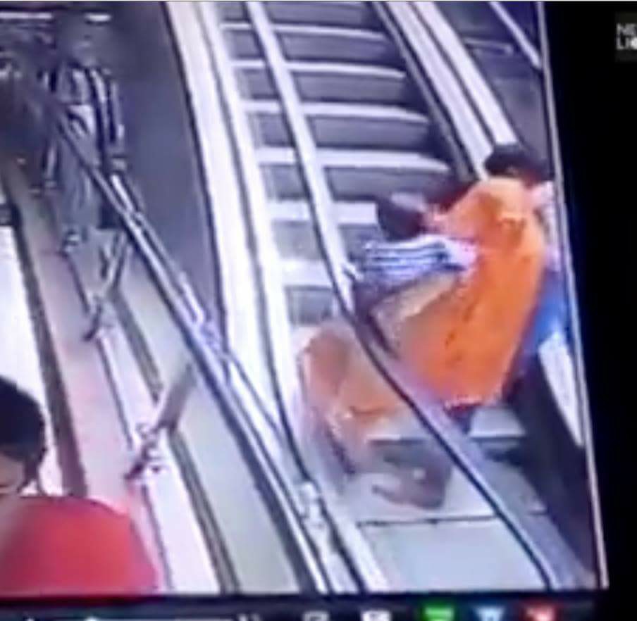 Tonton Videonya! Detik-detik Balita Lepas dari Gendongan Saat Naik Eskalator, Ngeri