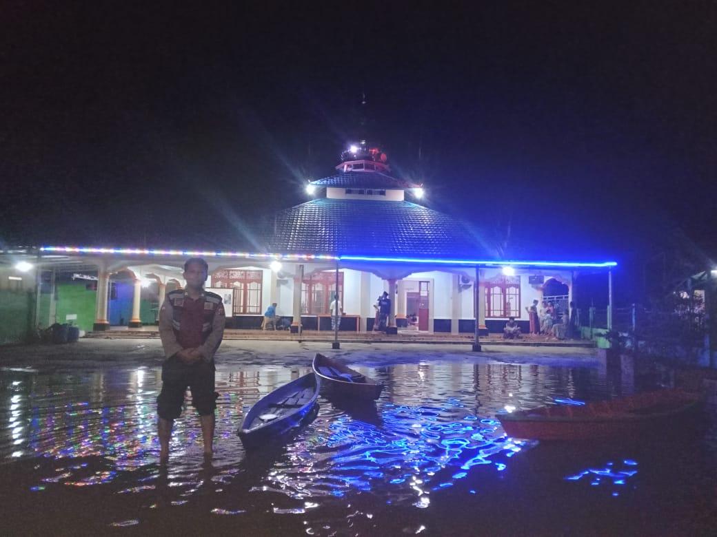 Polsek Belitang Patroli Ramadhan, Jaga Keamanan dan Bantu Warga di Tengah Banjir