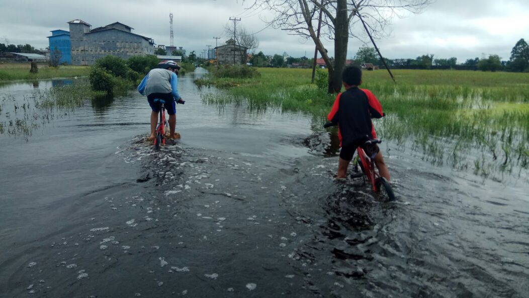 Banjir Genangi Desa Teluk Kapuas, Pelajar Terpaksa Terobos Banjir