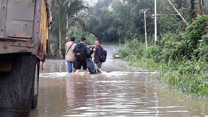 Banjir di Banyuke Hulu Hambat Siswa ke Sekolah