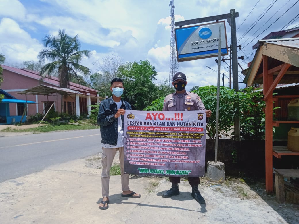 Bhabinkamtibmas Polsek Ledo Sosialisasikan Pencegahan Karhutla kepada Masyarakat Pakai Banner