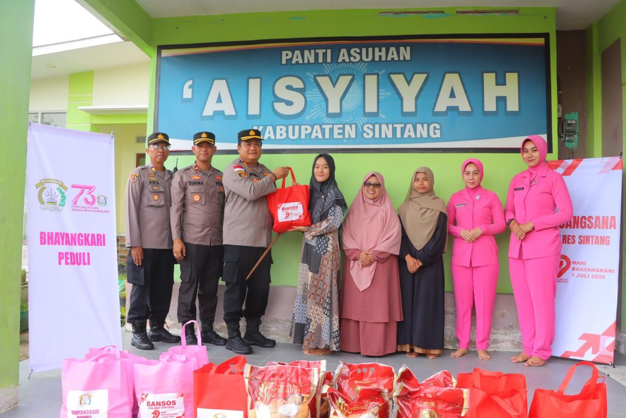 Momentum Peringatan Hari Bhayangkara Ke-79, Polres Sintang Salurkan Bantuan Sosial