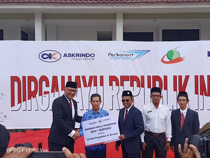 Terima Bantuan dari Askrindo, Kepsek SMAN 1 Mempawah Hilir Bersyukur