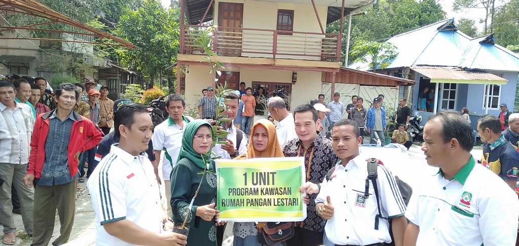 Daniel Johan Serahkan 70 Unit Bantuan Alsintan Pada Kelompok Tani di Sambas