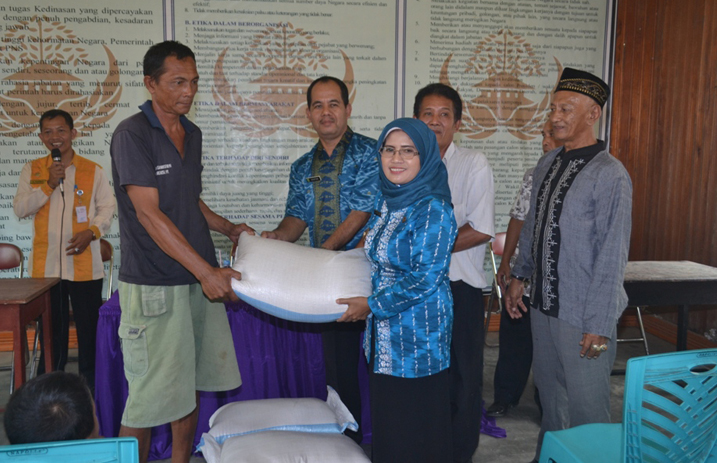 bantuan-beras-pemangkat_20151023_130710.jpg