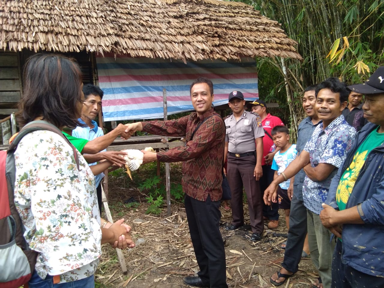 BKSDA Kalbar Serahkan Bantuan Hewan pada Peternak Ternak di Dusun Tauk