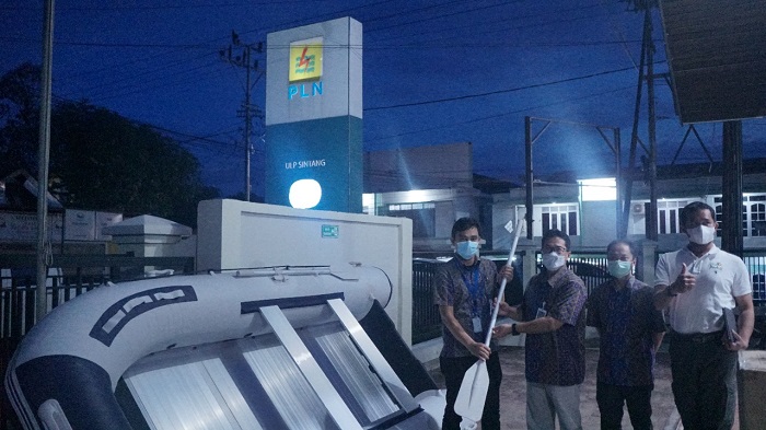 bantuan-perahu-karet-pln-kalbar.jpg