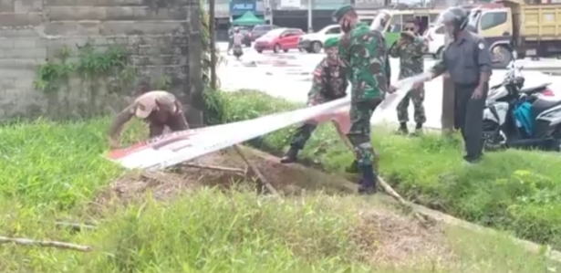 Bawaslu Sambas Tertibkan 90 Alat Peraga Kampanye Yang Melanggar Aturan