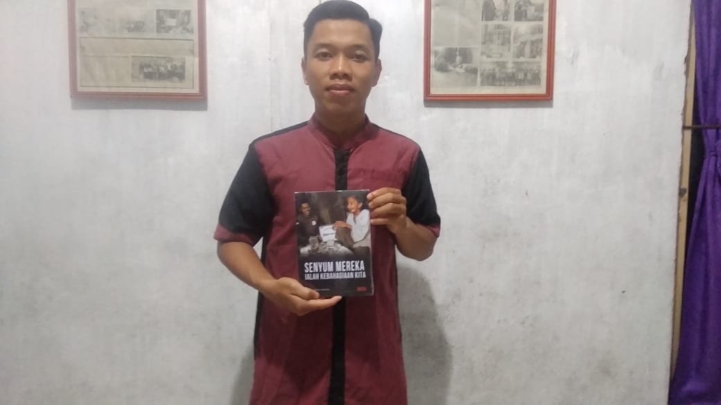 Pemuda Sambas Tulis Buku ke Dua 'Senyum Mereka Ialah Kebahagiaan Kita'