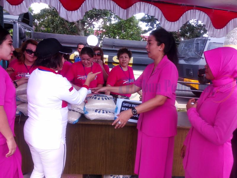 Tak Lebih Dari Tiga Jam, Sembako Ludes di Pasar Murah Halaman Mapolresta Pontianak - bazar-sembako-murah-yang-digelar_20170608_193635.jpg