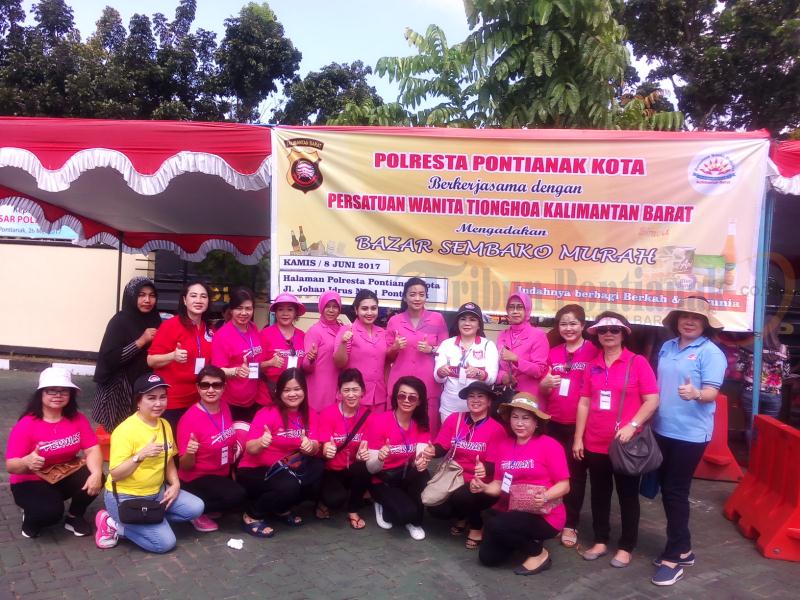 Tak Lebih Dari Tiga Jam, Sembako Ludes di Pasar Murah Halaman Mapolresta Pontianak - bazar-sembako-murah_20170608_192740.jpg