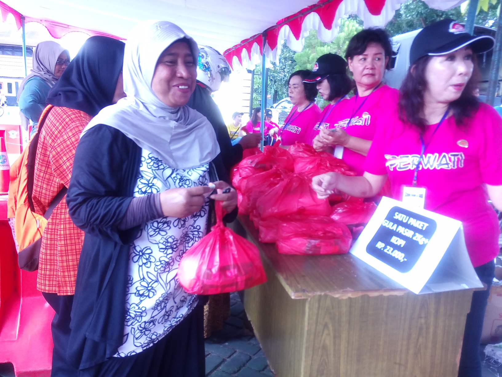 Tak Lebih Dari Tiga Jam, Sembako Ludes di Pasar Murah Halaman Mapolresta Pontianak - bazar-sembako-murah_20170608_192757.jpg