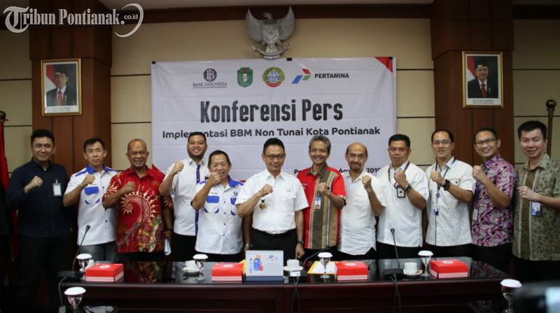 FOTO: Konferensi Pers Implementasi BBM Non Tunai Bersama Pemkot, Bank BI dan Pertamina - bbm-non-tunai3.jpg