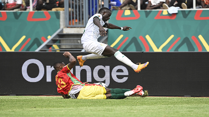 bek-guinea-issiaga-sylla-bawah-menjegal-pemain-depan-senegal-sadio-mane.jpg