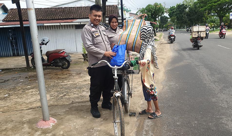 Jumat Berkah, Satbinmas Polres Ketapang Berikan Paket Sembako ke Warga Kurang Mampu