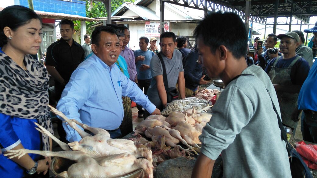 Suryadman Gidot Gandeng Istri Blusukan ke Pasar Sambas