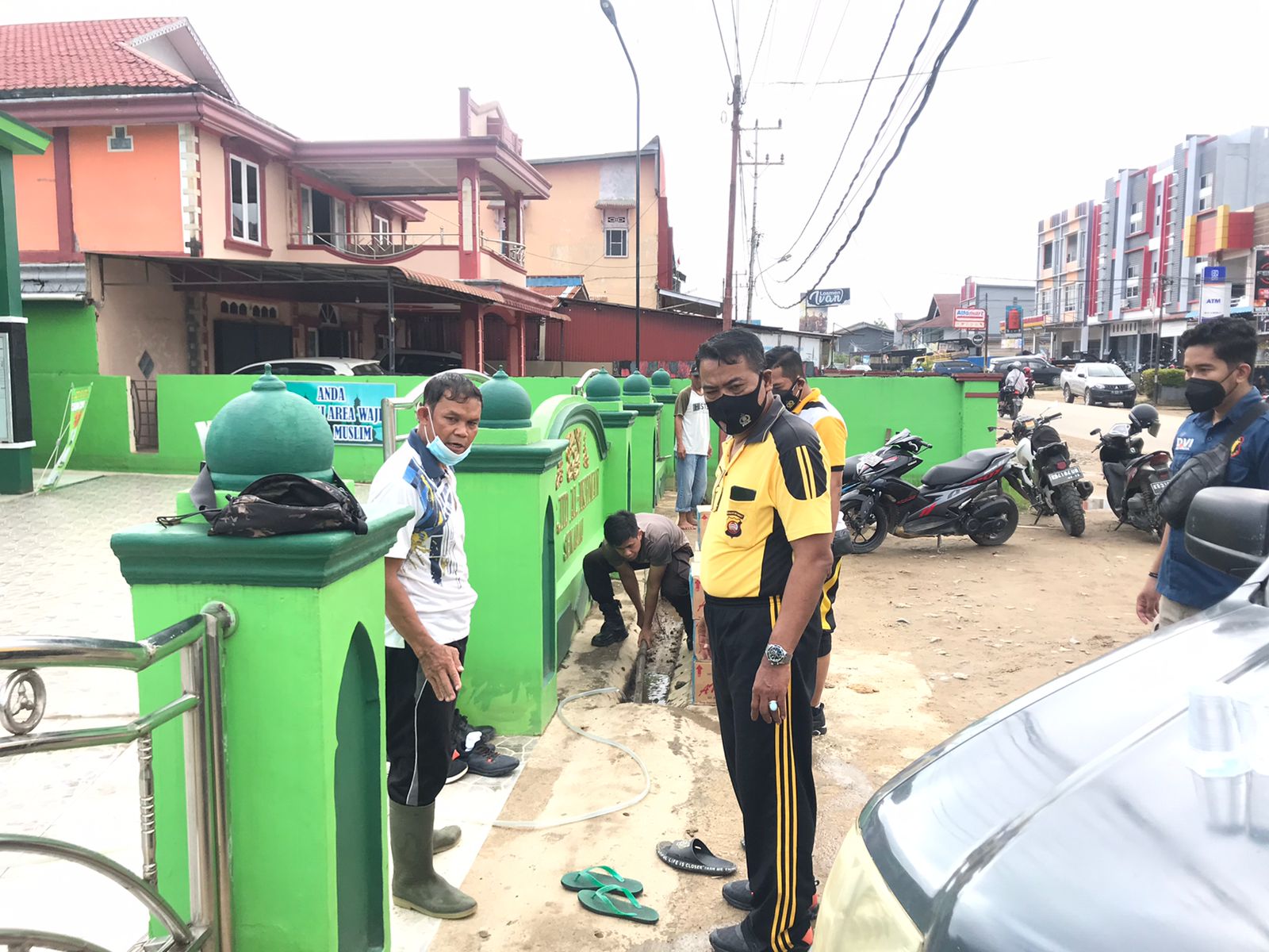 Program Jumat Bersih, Polres Sekadau Kurve di Masjid dan Gereja Terdampak Banjir