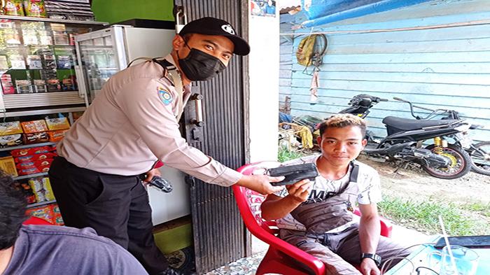 Bagikan Masker, Bhabinkamtibmas Polsek Bengkayang Dorong Warga Disiplin Prokes Covid-19
