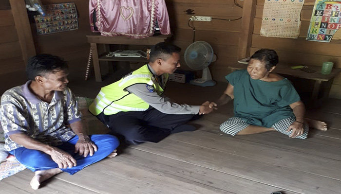 Jalankan Tugas Bhabinkamtibmas, Brigadir Indra Rutin Sambangi Desa Binaan