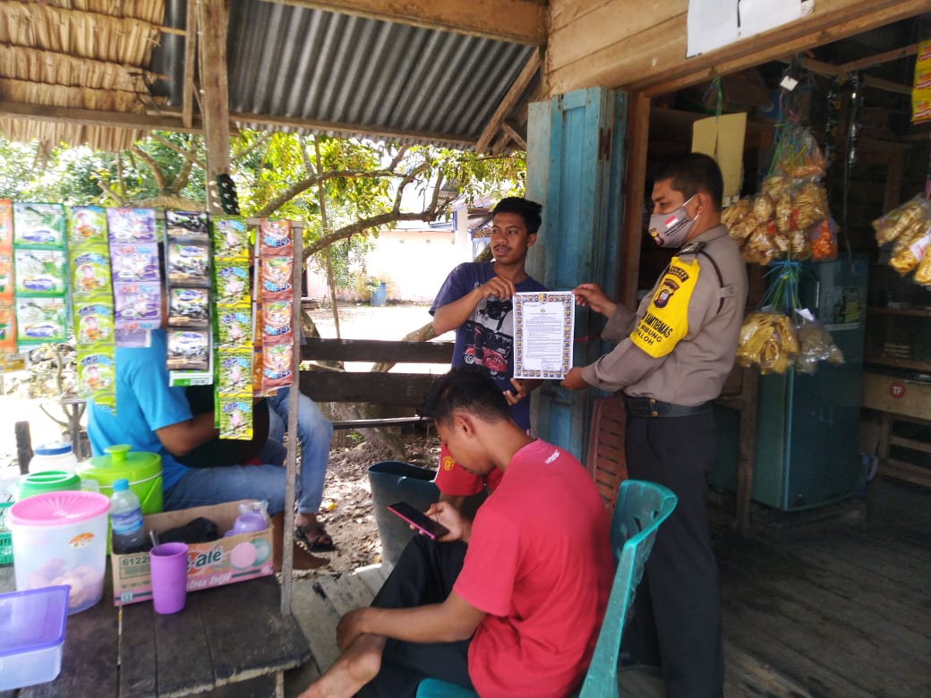 Sambangi Para Pemuda, Bhabinkamtibmas Polsek Paloh Sampaikan Tentang Pencegahan Corona