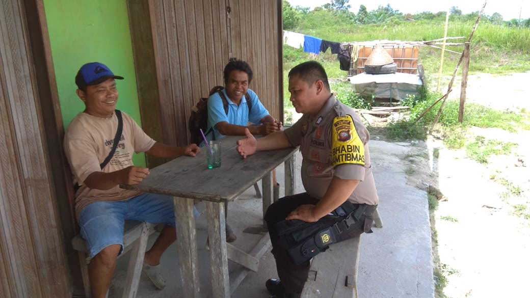 Sambangi Warga Binaannya, Ini Yang Disampaikan Bhabinkamtibmas Polsek Sebangki