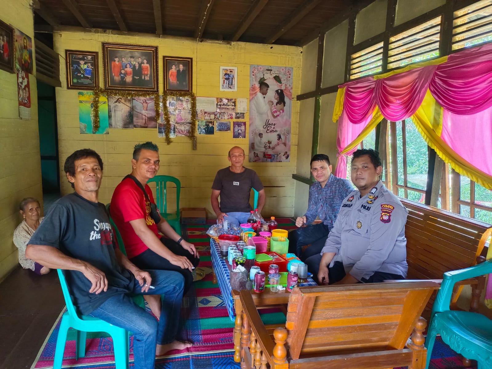 Bhabinkamtibmas Polsek Kuala Behe Sambangi Desa Sejowet, Membangun Keamanan dan Keharmonisan