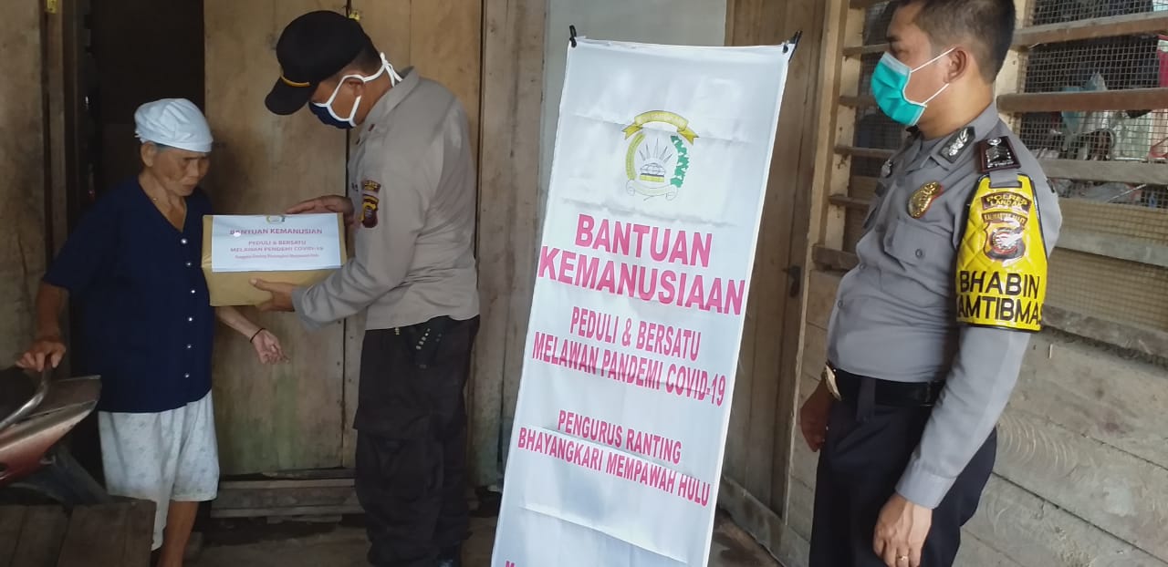 bhayangkari-ranting-mempawah-hulu-memberikan-bantuan-a.jpg