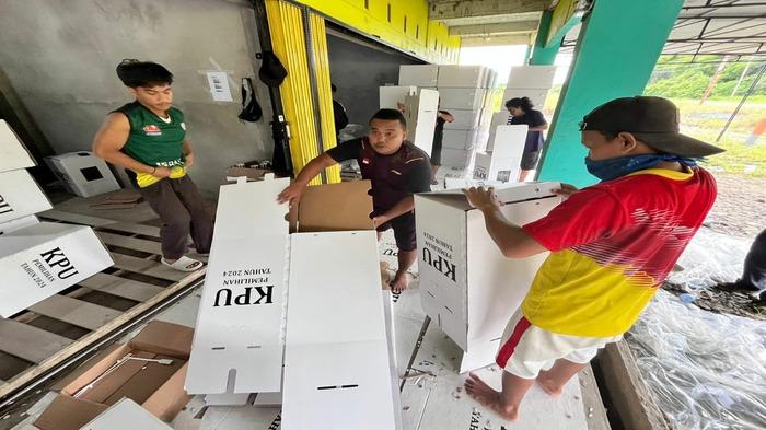Cerita Asean Pasang Kotak Suara di Gudang Logistik KPU Sambas