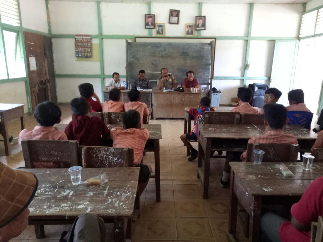Kanit Bimas Polsek Tempunak Sosialisasi Ke Sekolah Dasar
