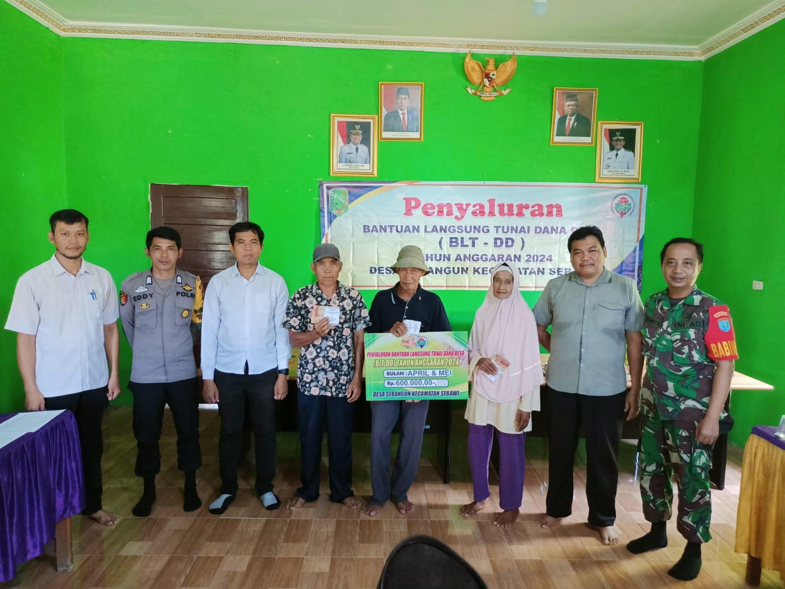 Personel Polsek Sambas Bhabinkamtibmas Berikan Keamanan Penyaluran BLT-DD