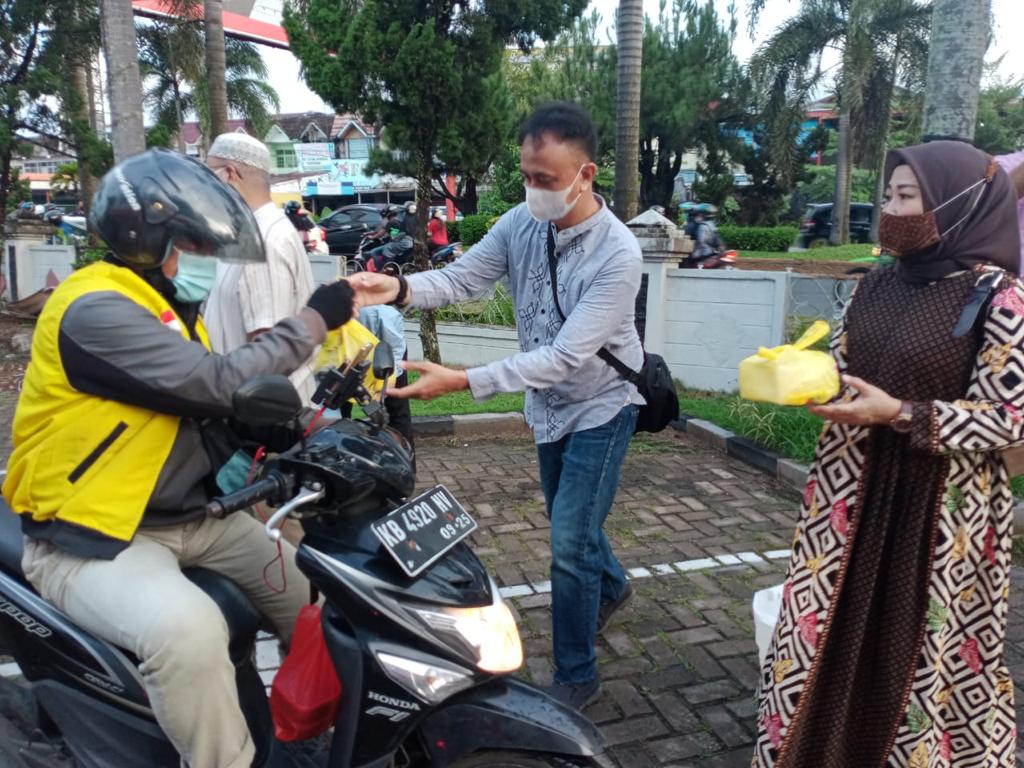 Ungkap Rasa Syukur di Bulan Ramadan, BNI Pontianak Bagikan Takjil dan Paket Sembako - bni-bagi-takjil.jpg