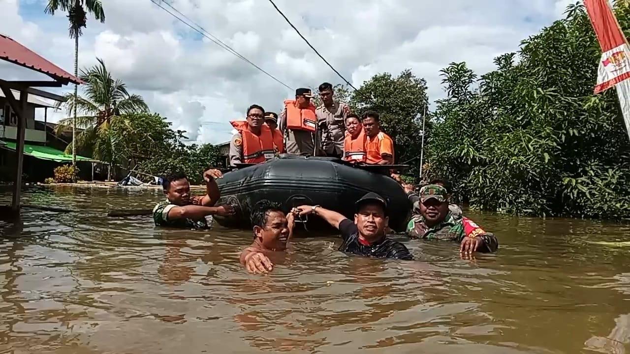 Datangi Kecamatan Nanga Tayap, Kapolres Ketapang Serahkan Bantuan untuk Warga Terdampak Banjir