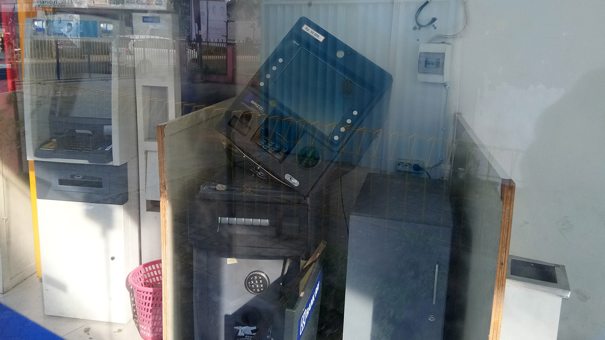 BREAKING NEWS - Mesin ATM BRI di Pontianak Timur Dibongkar Orang Tak Dikenal