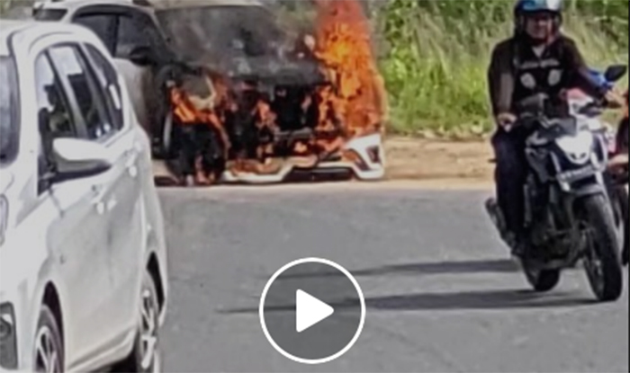 breaking-news-viral-video-mobil-terbakar-di-bundaran-transmart-kubu-raya.jpg