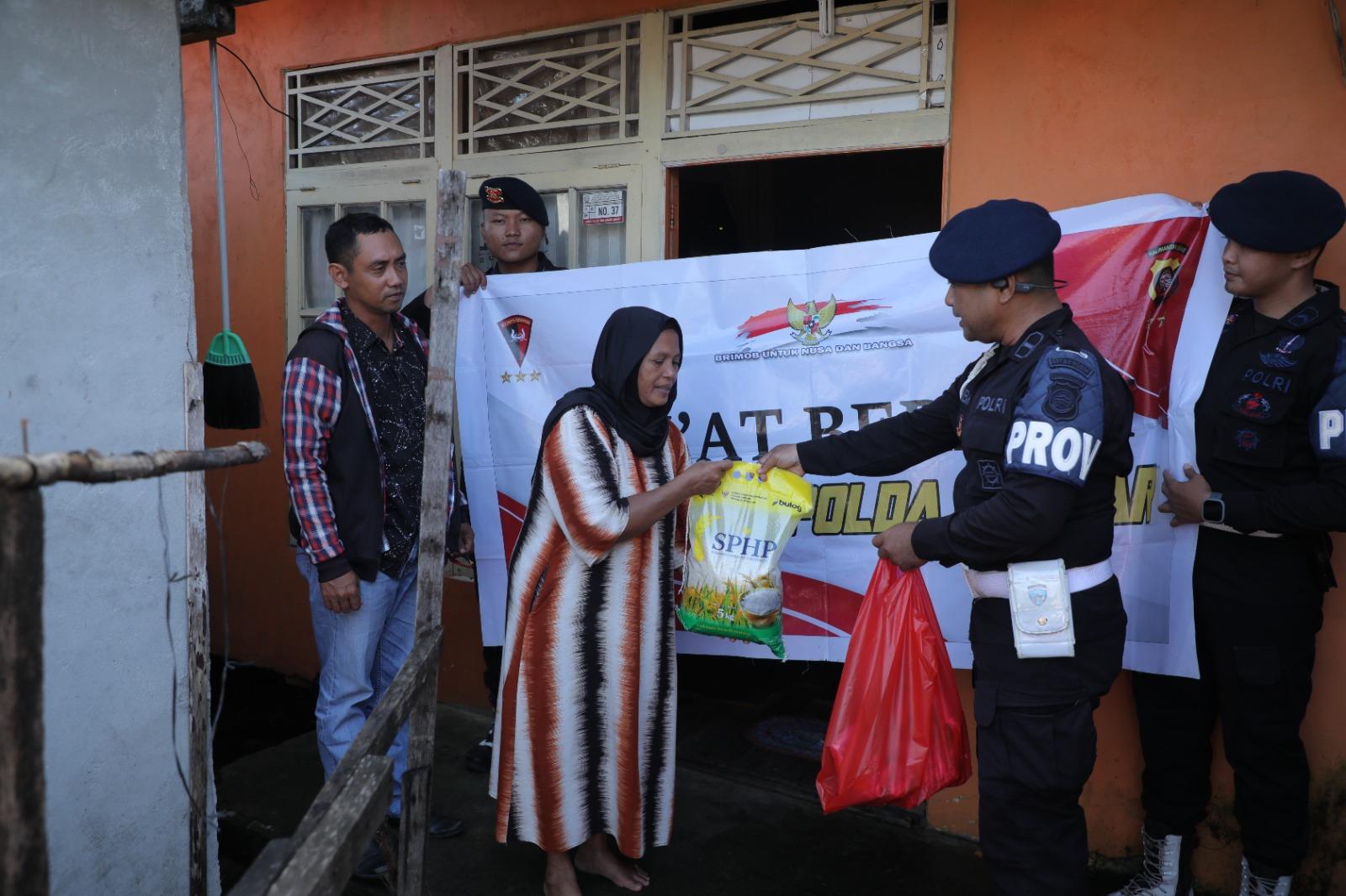 Satbrimob Polda Kalbar Berbagi dengan Warga Kurang Mampu di Sejumlah Kabupaten dan Kota