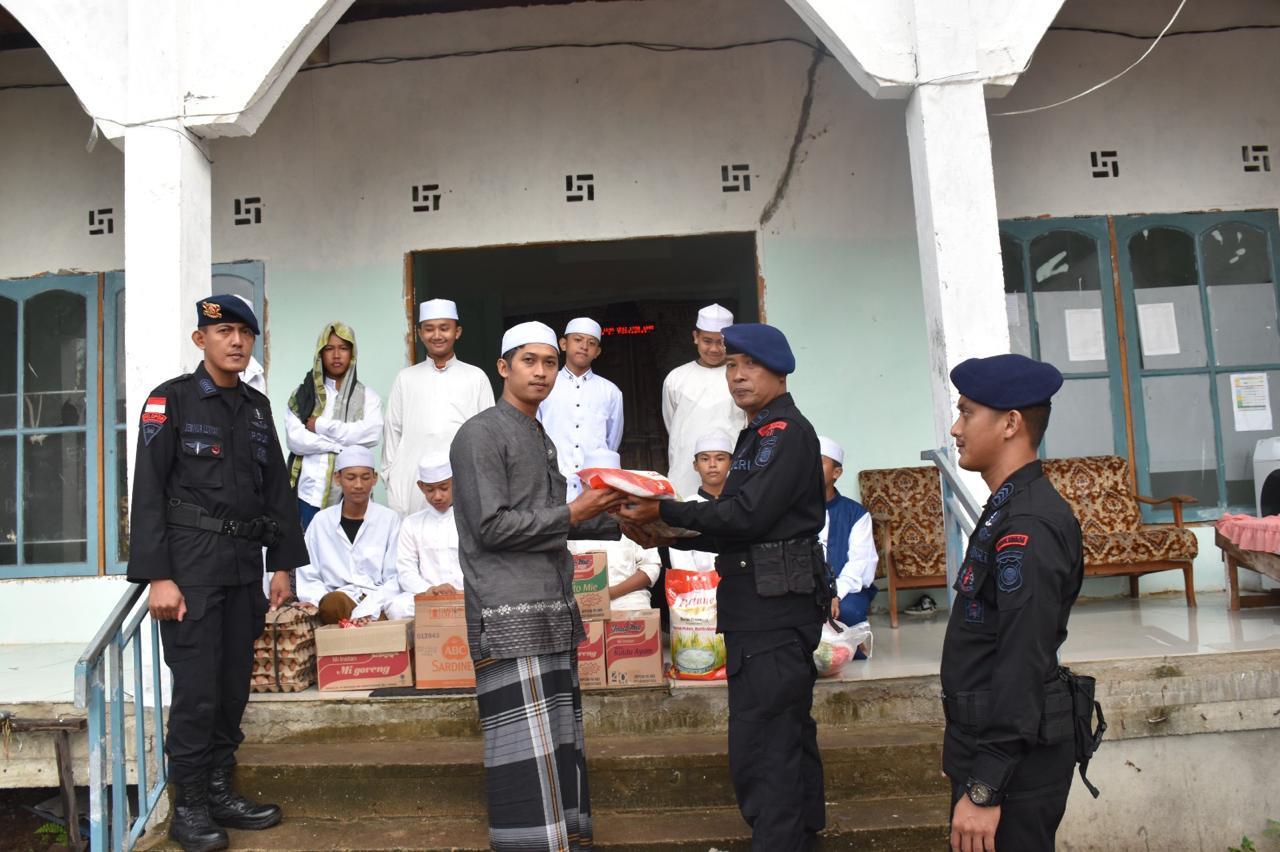 Jumat Berkah, Brimob Polda Kalbar Berbagi Paket Sembako ke Pondok Pesantren Kanzul Khairaat