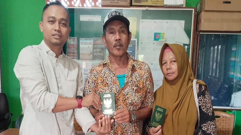 Sebanyak 76 Pasangan Warga Desa Pasir Mempawah Terima Buku Nikah Usai Ikut Program Isbat Nikah
