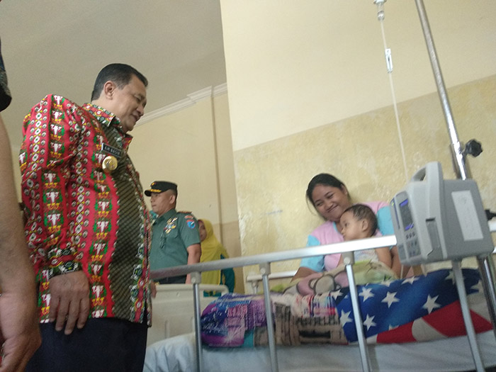 Kunjungan ke RSUD Achmad Diponegoro, Bupati AM Nasir Berikan Bingkisan ke Pasien