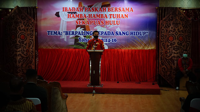 bupati-kapuas-hulu-fransiskus-diaan-saat-memberikan-katasambutan-dalam-acara-paskah-bersama.jpg