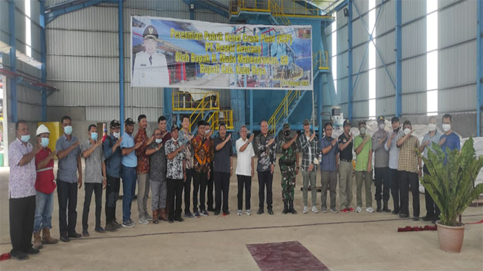 bupati-kubu-raya-muda-mahendrawan-meresmikan-pabrik-pengelolaan-1.jpg