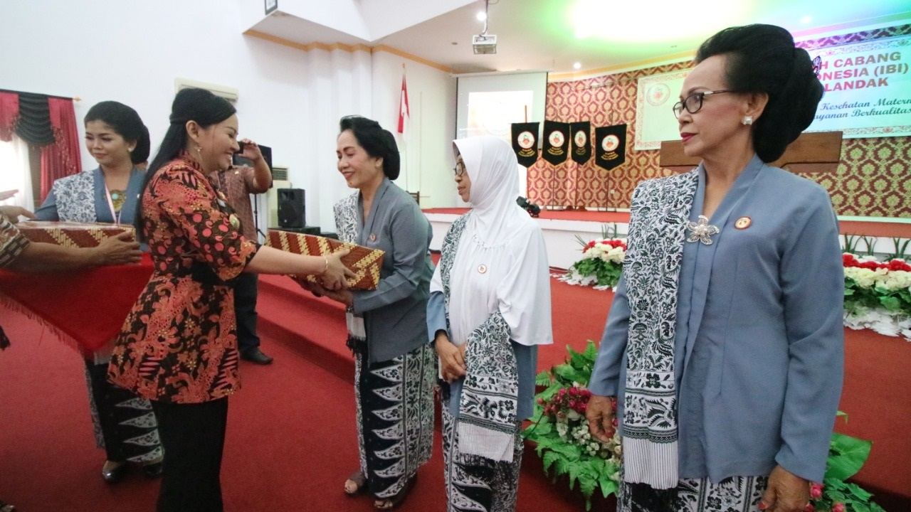 bupati-landak-dr-karolin-margret-natasa-ikatan-bidan-indonesia-ibi.jpg
