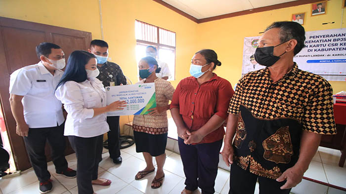 Bupati Landak Serahkan Jaminan Kematian BPJS Ketenagakerjaan dan Kartu CSR Petani