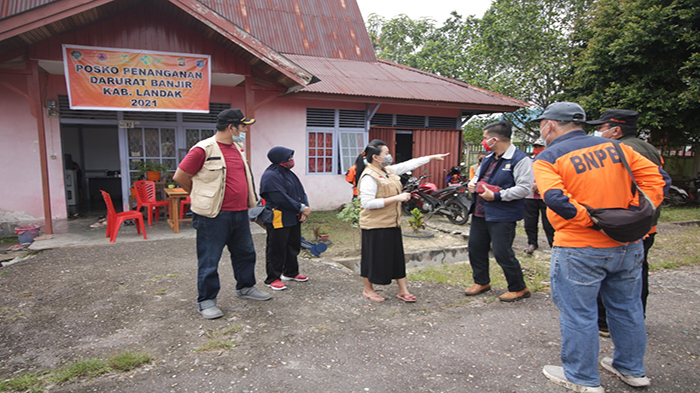 bupati-landak-karolin-margret-natasa-saat-meninjau-posko-32.jpg